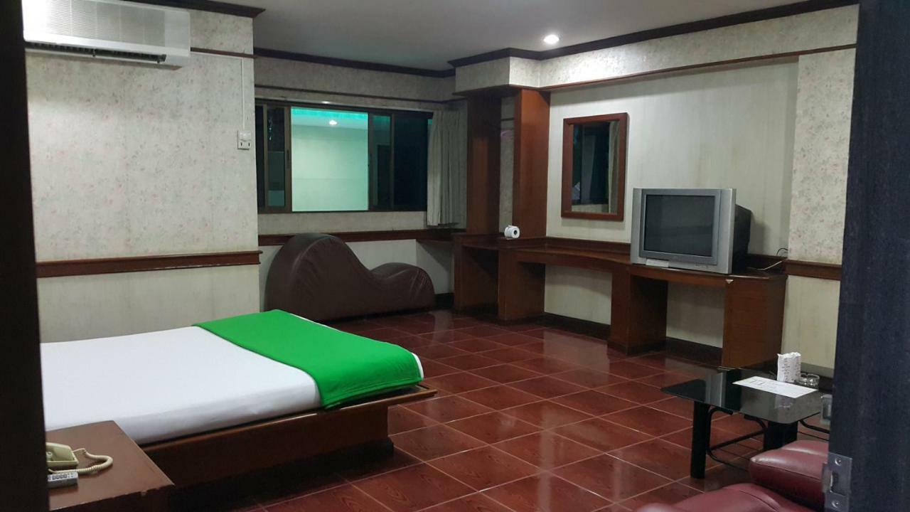 West Wing Mansion Aparthotel Bangkok Buitenkant foto