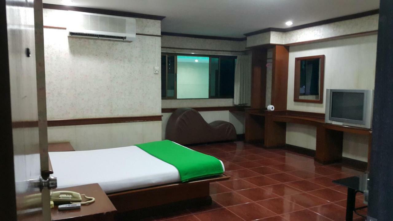 West Wing Mansion Aparthotel Bangkok Buitenkant foto