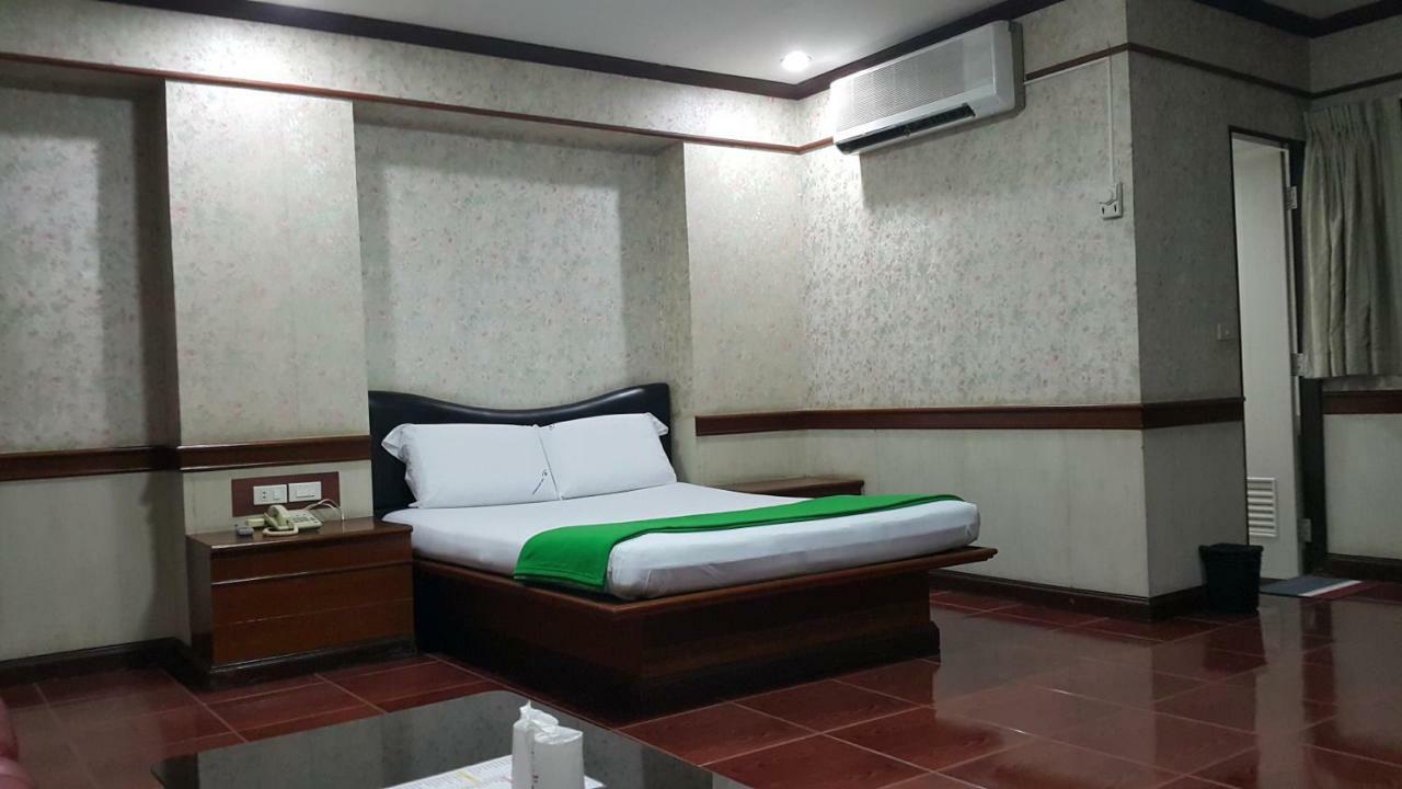 West Wing Mansion Aparthotel Bangkok Buitenkant foto