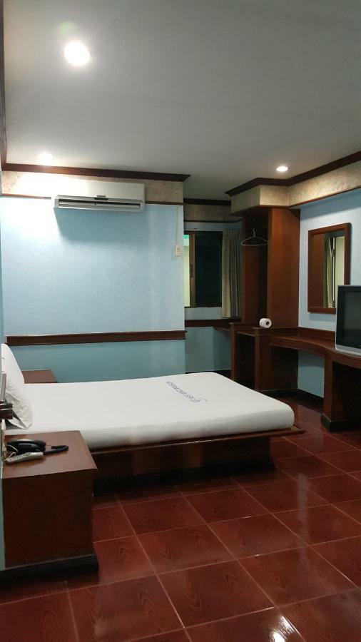 West Wing Mansion Aparthotel Bangkok Buitenkant foto